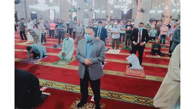 محافظ الإسكندرية ووكيل الأوقاف يؤديان صلاة الجمعة بمسجد المرسي أبو العباس