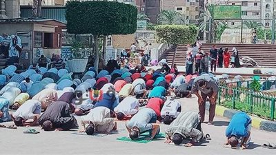 المواطنون يؤدون صلاة الجمعة في الساحات أبو العباس بالإسكندرية