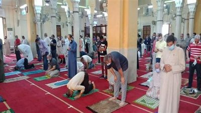 محافظ القليوبية ونائبه يؤديان أول صلاة جمعة بعد كورونا