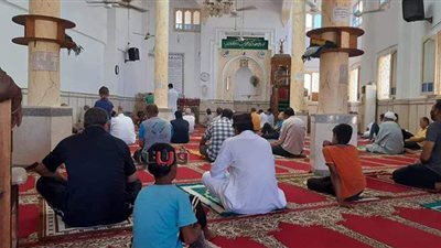 محافظ شمال سيناء يؤدي صلاة الجمعة ويتابع الإجراءات الاحترازية | صور
