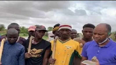 نشطاء يتداولون صورًا لوزير الشباب المورتياني خلال حرثه للأرض | فيديو