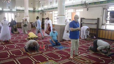 محافظ الأقصر يؤدي صلاة الجمعة بمسجد أحمد النجم | صور