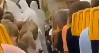 إخراج مسافر من الطائرة بعد إصابته بفيروس كورونا | فيديو