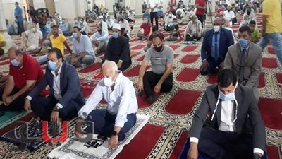 وزير الشباب ومحافظ بورسعيد يؤديان صلاة الجمعة بمسجد السلام | صور