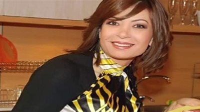 إصابة الفنانة منال سلامة وابنتها  في حادث انقلاب سيارتها بطريق العلمين