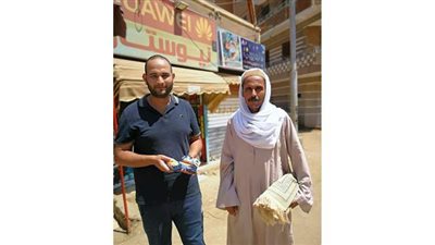 مواطن يوزع العصائر على المواطنين  احتفالا بعودة صلاة الجمعة ببني سويف