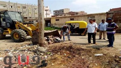 رفع القمامة من أرض سوق الأربعاء بالقنطرة شرق في الإسماعيلية | صور
