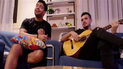 في قعدة منزلية.. أحمد جمال يغني 