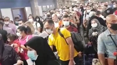 حالة غضب بين المسافرين بمطار القاهرة بسبب التكدس والتزاحم| فيديو