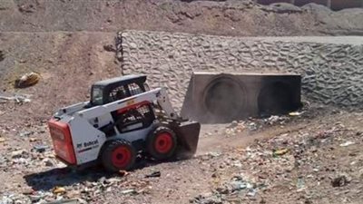 لجنة لمتابعة مخرات السيول للوقوف على جاهزيتها بسفاجا |صور