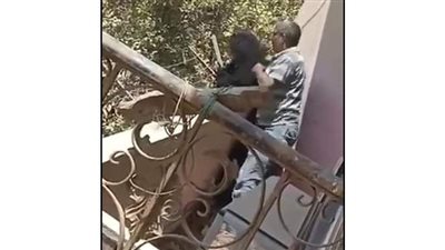 تفاصيل القبض على بطل فيديو  الاعتداء على زوجته ومحاولة إلقائها من الطابق الخامس