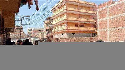 وفاة طفل ونجاة آخر بعد انهيار سور منزل بأحد شوارع السنطة