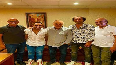 أشرف زكي مشيدا بمسرحية 