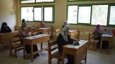 طلاب الثانوية العامة (الدور الثاني) يؤدون الامتحان في مادتي الكيمياء والجغرافيا