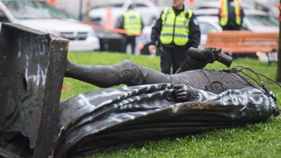 الإطاحة بتمثال أول رئيس وزراء لكندا تعبيرًا عن مناهضة العنصرية