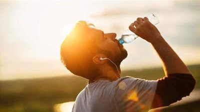 لماذا يزداد شعورنا بارتفاع درجات الحرارة خلال الأيام الحالية؟.. الأرصاد تجيب | فيديو