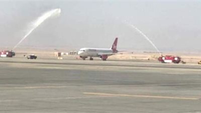 مطار الغردقة يستقبل أولي رحلات الخطوط الرومانية برش المياة | صور