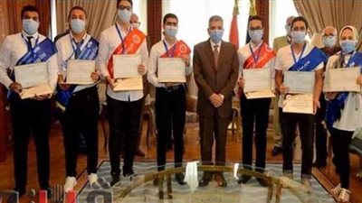 رئيس هيئة قناة السويس يكرم أوائل الثانوية العامة