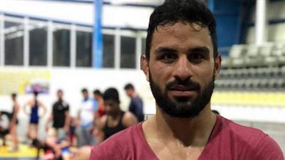 إيران تواصل تعليق المشانق.. الإعدام لمصارع شهير تظاهر ضد النظام