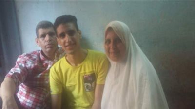 الأول على التعليم الفندقي: أعمل ترزيا صباحا وطالبا ليلا  | صور