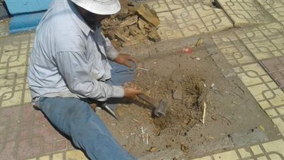 ١٠ صور ترصد أعمال الورش الصناعية لترميم أرصفة المشاة بشوارع المنصورة