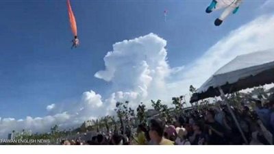 طائرة ورقية تسحب طفلة تايوانية 10 أمتار في الهواء