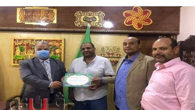 تعليم الإسماعيلية يكرم مدير مدرسة المعمارية لمشاركته في تجميل حديقة