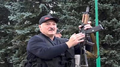 رئيس بيلاروسيا يظهر حاملا بندقية كلاشينكوف أمام المحتجين