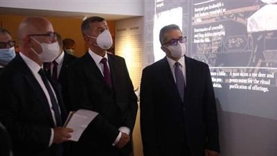 العناني ورئيس وزراء ووزير ثقافة التشيك يفتتحون معرض 