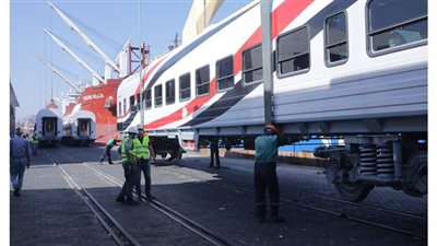 وزير النقل يعلن وصول دفعة جديدة من عربات القطارات