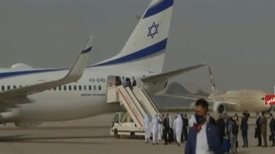 اللقطات الأولى لوصول الطائرة الإسرائيلية إلى مطار أبو ظبي | فيديو