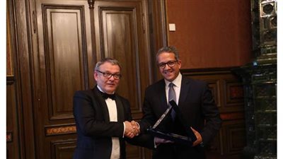 وزير السياحة والآثار يشكر التشيك: ردت إناء من السيراميك بعصور ما قبل التاريخ