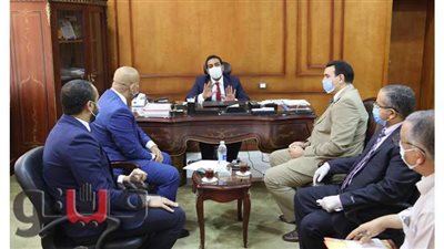 نائب محافظ قنا يستقبل وفدا من مسئولي الشركة المصرية للاتصالات | صور