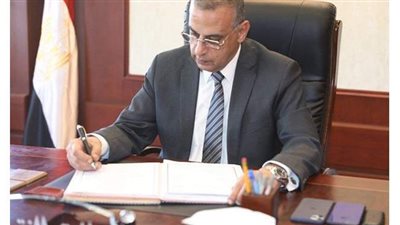 نائب محافظ سوهاج يتفقد سير العمل بإدارة خدمة المواطنين بمدينة المنشأة