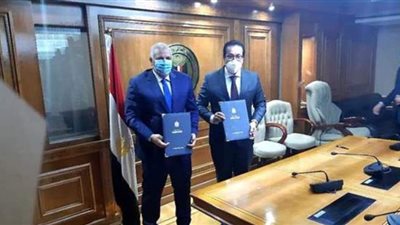 محافظ الوادي الجديد يوقع بروتوكول مع وزير التعليم العالي لزراعة المحاصيل الاستراتيجية