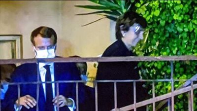 ماكرون يزور فيروز في منزلها ويمنحها أعلى وسام فرنسي | فيديو وصور