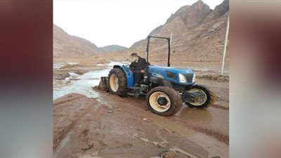 راهب بدير سانت كاترين يقود لودر لفتح الطرق بسبب السيول | صور