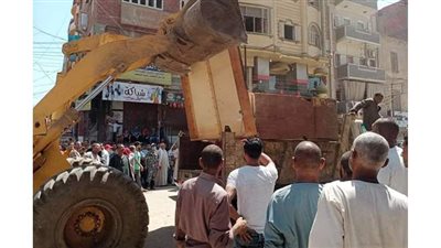 تنفيذ 341 محضر إشغال خلال حملة مكبرة بمركزملوي بالمنيا| صور