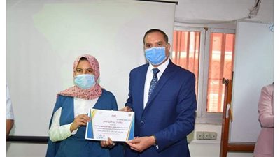 رئيس جامعة سوهاج يكرم  الطلاب المشاركين في برنامج تدريبي للمساواة بين الجنسين