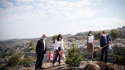 عون يستقبل الرئيس الفرنسي في بيروت | فيديو