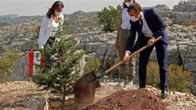 ماكرون يغرس شجرة أرز في لبنان ويلتقي ممثلي الأمم المتحدة والمجتمع المدني | صور