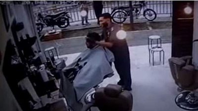 وهو عند الحلاق  .. طلقات نارية تصيب شخص في الرأس بكولومبيا (فيديو)