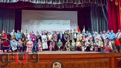 رئيس جامعة بني سويف يكرم أبناء العاملين المتفوقين في الثانوية العامة