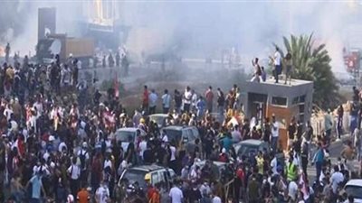 محتجون يرشقون قوات  الأمن في محيط البرلمان اللبناني بالحجارة