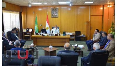 محافظ الإسماعيلية يناقش مع إدارة البنك الزراعي سبل دعم مشروعات الإنتاج الزراعي