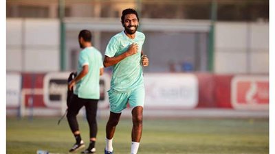حسين الشحات يبدأ برنامجه التأهيلي بالجري حول الملعب