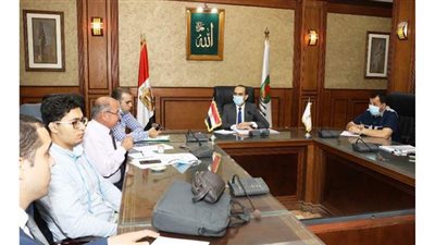 نائب محافظ سوهاج يبحث ميكنة الخدمات بالديوان العام