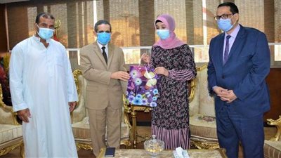 محافظ الغربية يكرم الثانية على مستوى الجمهورية في الدبلوم