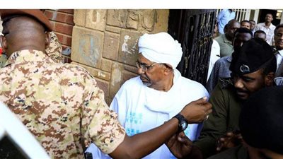 السودان.. محكمة عمر البشير ترفض طلب الدفاع تعليق محاكمته