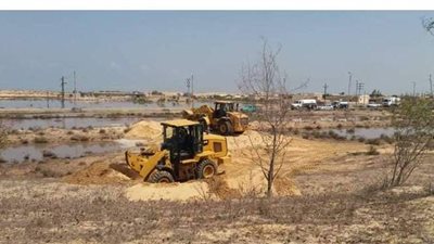 غلق طريق العريشى - الشيخ زويد بسبب كسر ماسورة صرف | صور